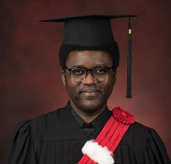 Jean-Paul K. Tsasa en toge lors de la collation des grades de son doctorat